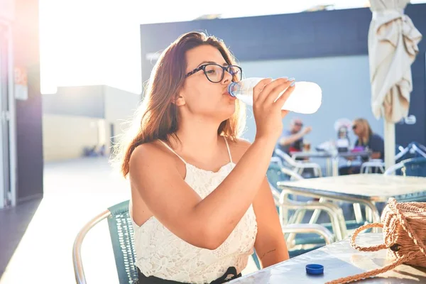 Fiatal Gyönyörű Étteremben Élvezi Nyári Vakációt Iszik Egy Üveg Vizet — Stock Fotó