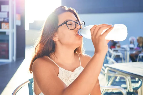 Ung Vacker Kvinna Sitter Restaurang Njuter Sommarsemester Dricka Flaska Vatten — Stockfoto