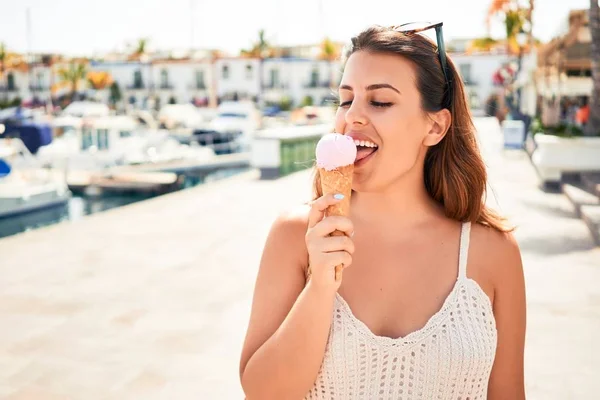 Jeune Belle Femme Mangeant Cône Crème Glacée Par Une Journée — Photo
