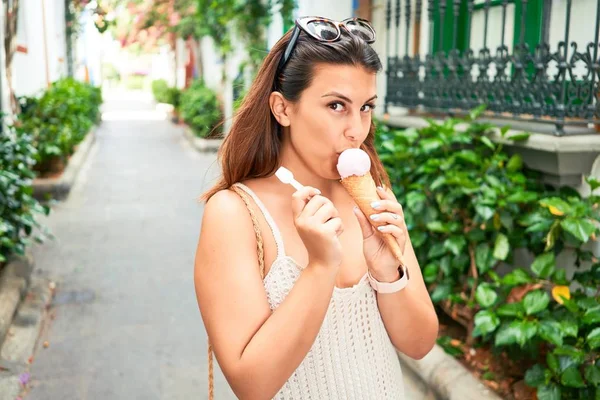 若い美しい女性食べるアイスクリームコーン上の晴れた日の夏の休日 — ストック写真