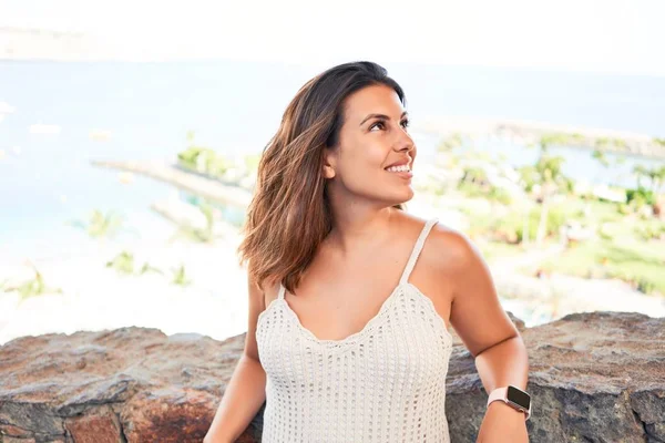 Mooie Jonge Vrouw Wandelen Strand Promenade Genieten Van Uitzicht Oceaan — Stockfoto