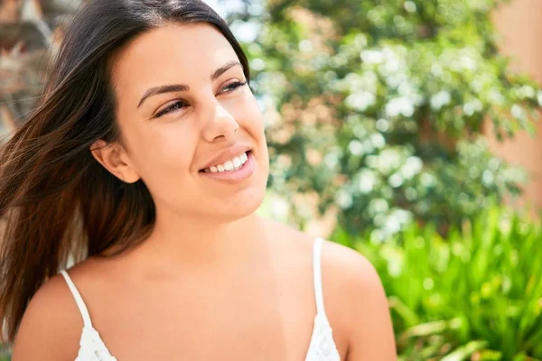 Joven Hermosa Mujer Sonriendo Feliz Disfrutando Día Soleado Verano Complejo — Foto de Stock