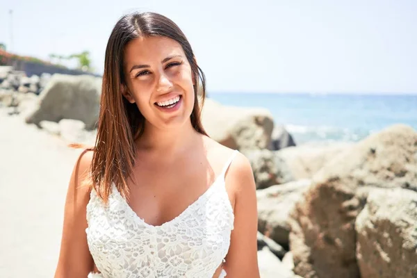 Mooie Jonge Vrouw Wandelen Strand Promenade Genieten Van Uitzicht Oceaan — Stockfoto