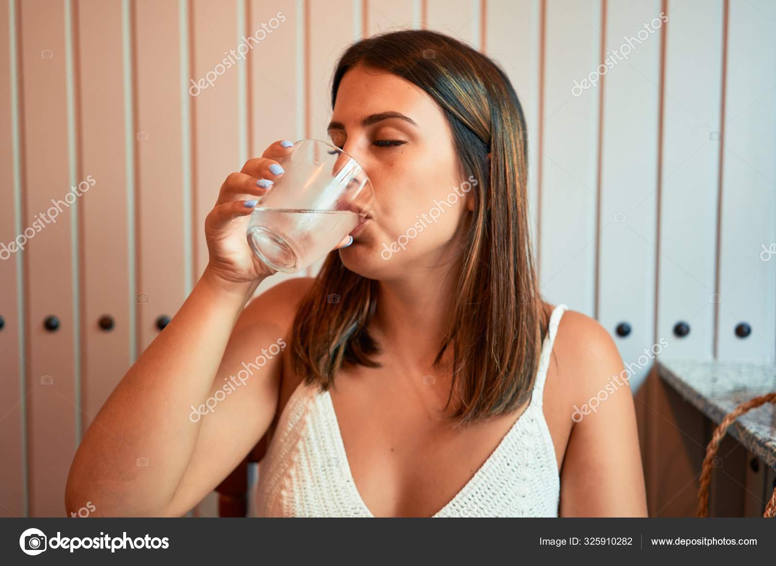 Jeune Belle Femme Assise Restaurant Profitant Vacances Été image libre