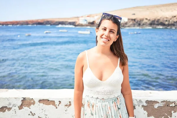 Hermosa Mujer Joven Caminando Paseo Marítimo Disfrutando Vista Mar Sonriendo — Foto de Stock