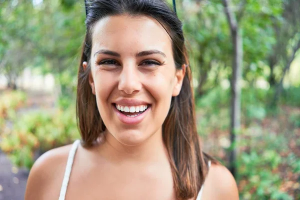 Joven Mujer Beata Sonriendo Feliz Alegre Parque Verde Día Soleado —  Fotos de Stock
