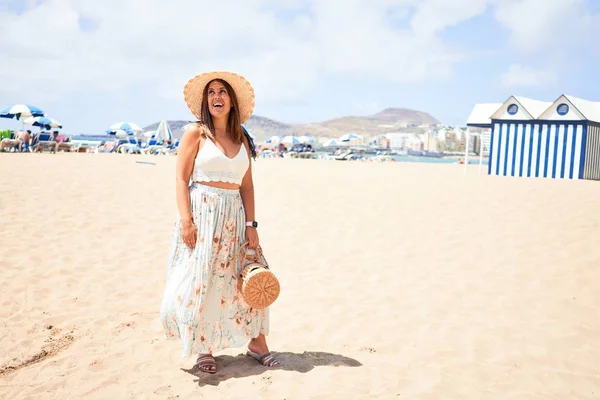 Genç Güzel Bir Kadın Gülümseyerek Kumsalda Yaz Tatilinin Tadını Çıkarıyor — Stok fotoğraf
