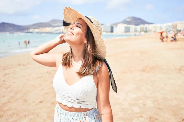 Junge Schöne Frau Lächelt Glücklich Und Genießt Den Sommerurlaub Strand — Stockfoto