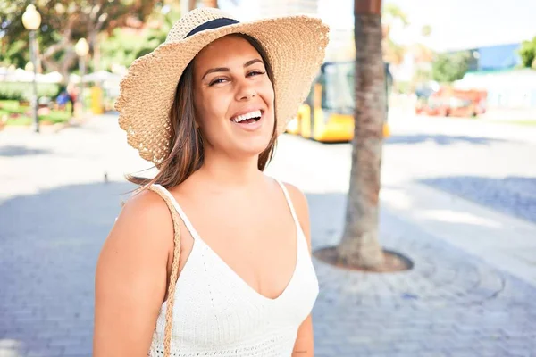 Jonge Mooie Vrouw Glimlachen Gelukkig Wandelen Stad Straten Een Zonnige — Stockfoto