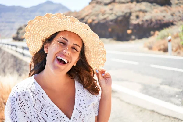 若い美しい観光客の女性は 道路の旅で夏休みを楽しんで笑顔 — ストック写真