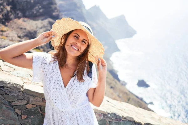 Jonge Mooie Vrouw Genieten Van Zomervakantie Berg Landschap Reiziger Meisje — Stockfoto