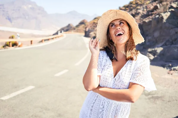 Mladý Krásný Turista Žena Usměvavý Šťastný Těší Letní Dovolenou Výlet — Stock fotografie