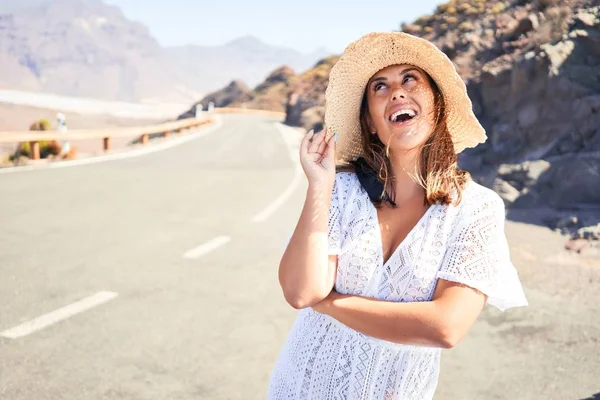 Jonge Mooie Toeristische Vrouw Glimlachend Gelukkig Genieten Van Zomervakantie Een — Stockfoto