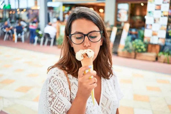 Mulher Bonita Nova Comendo Cone Sorvete Shopping Center Dia Ensolarado — Fotografia de Stock