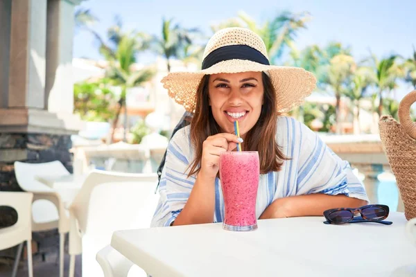 美しい女性はホテルのリゾートでバープールに座って健康的なスムージーを飲む Enyojing夏の休暇 — ストック写真