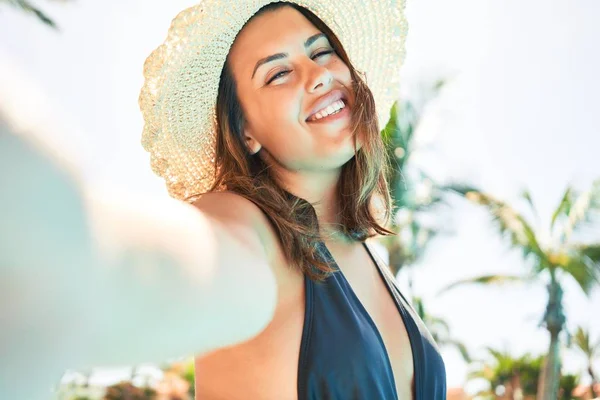 Jovem Mulher Bonita Sexy Piscina Hotel Tomando Uma Selfie Sorrindo — Fotografia de Stock