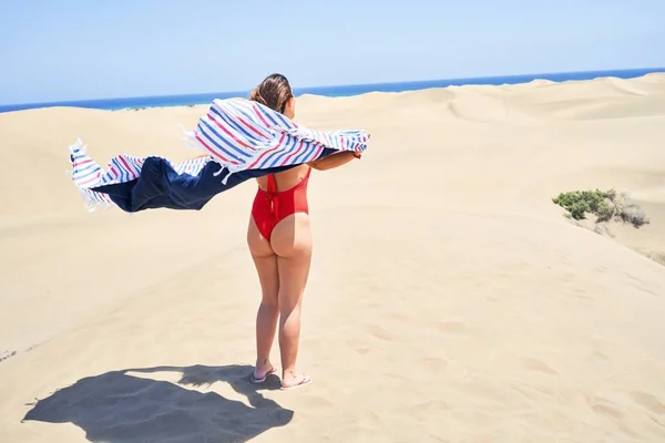 Young Beautiful Woman Sunbathing Open Arms Holding Towel Maspalomas Dunes — Stock Photo, Image