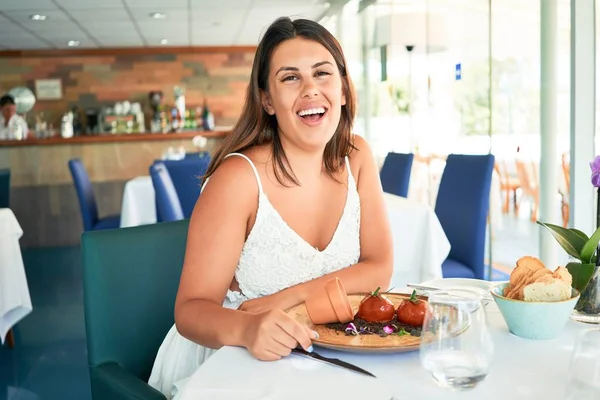 Jovem Mulher Bonita Sentada Restaurante Desfrutando Férias Verão Comer Comida — Fotografia de Stock