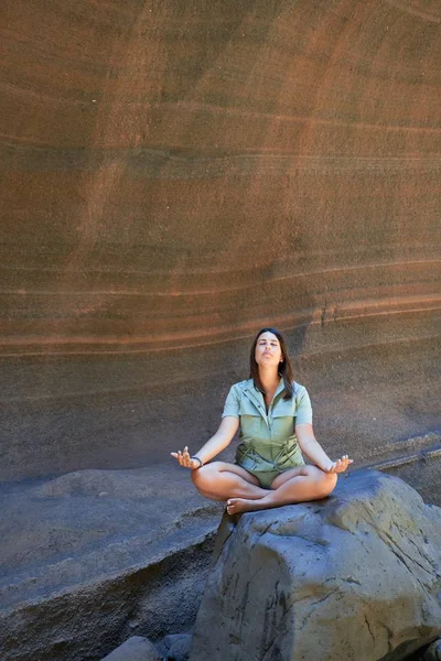 Young Beauitufl Hiker Woman Trekking Natural Orange Mountain Doing Yoga — Stock Photo, Image