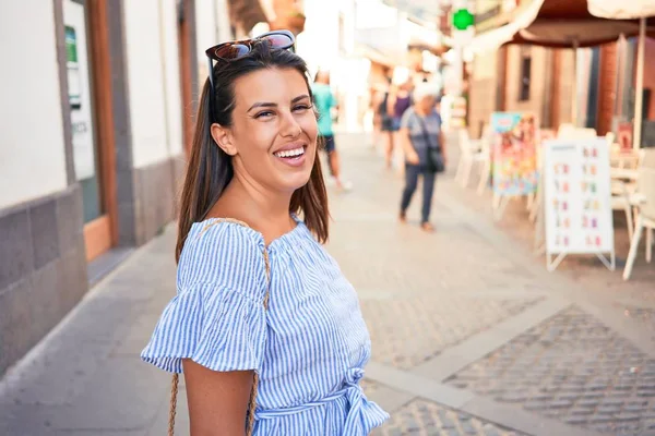 Joven Hermosa Mujer Pueblo Romántico Caminando Por Calle Ciudad Día —  Fotos de Stock