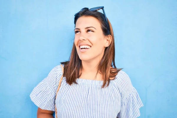 Hermosa Chica Apoyada Pared Azul Joven Mujer Amigable Sonriendo Feliz —  Fotos de Stock