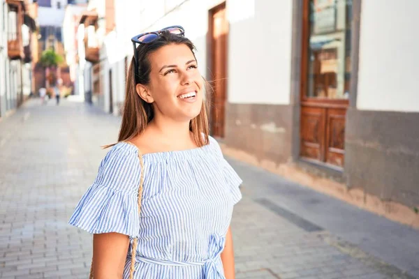 Joven Hermosa Mujer Pueblo Romántico Caminando Por Calle Ciudad Día —  Fotos de Stock