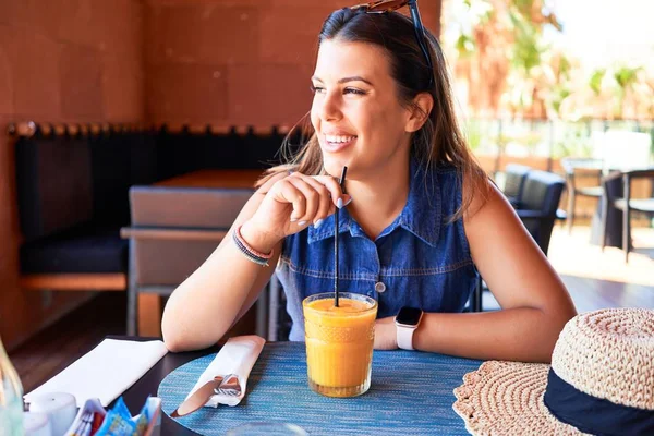 Joven Hermosa Mujer Sentada Restaurante Disfrutando Vacaciones Verano Bebiendo Batido — Foto de Stock