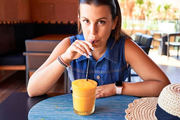 Joven Hermosa Mujer Sentada Restaurante Disfrutando Vacaciones Verano Bebiendo Batido — Foto de Stock