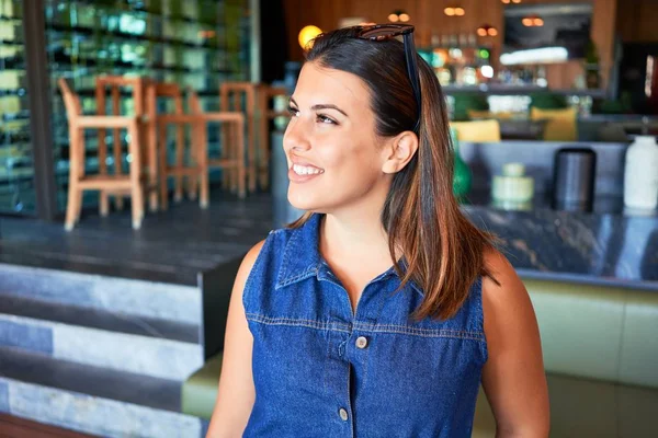 Joven Hermosa Mujer Sonriendo Feliz Positivo Interior Del Complejo Hotelero — Foto de Stock