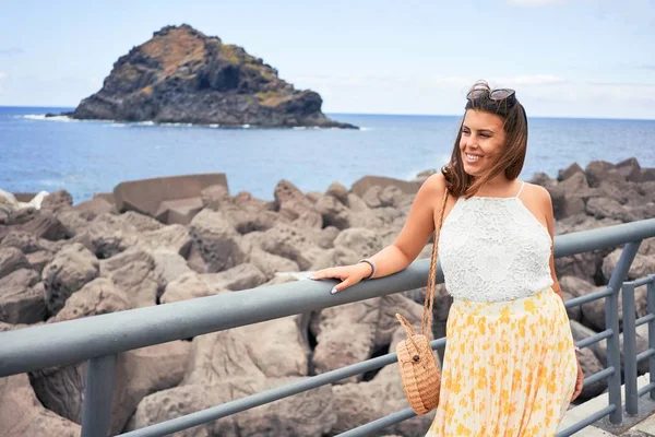 Bella Giovane Donna Che Cammina Sul Lungomare Godendo Vista Sull — Foto Stock