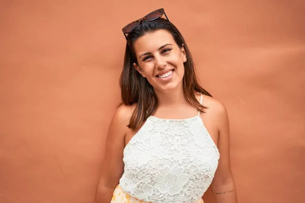 Gadis Cantik Bersandar Dinding Oranye Wanita Muda Yang Ramah Tersenyum — Stok Foto