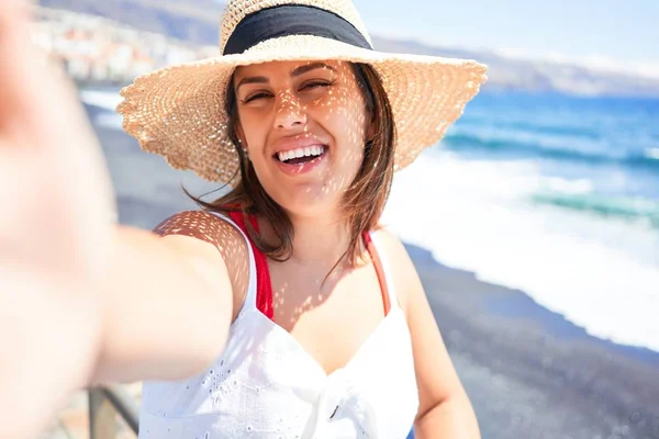 Mladá Krásná Žena Usmívá Šťastný Přičemž Selfie Smartphone Těší Letní — Stock fotografie