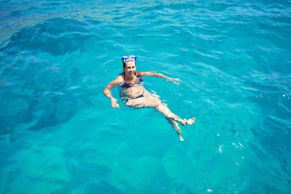 Young Woman Wearing Diving Googles Swimming Doing Snorket Sea — Stock Photo, Image