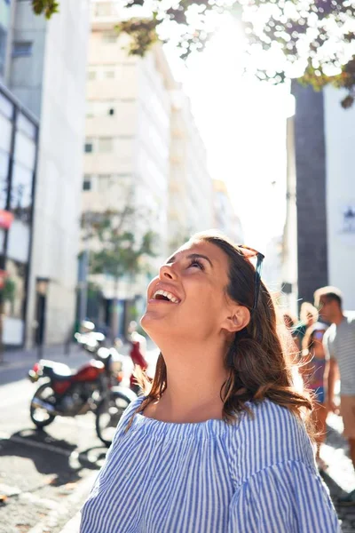 Jovem Mulher Bonita Sorrindo Feliz Andando Nas Ruas Cidade Dia — Fotografia de Stock