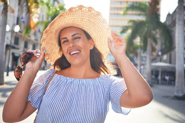 Joven Hermosa Mujer Sonriendo Feliz Caminando Por Las Calles Ciudad —  Fotos de Stock