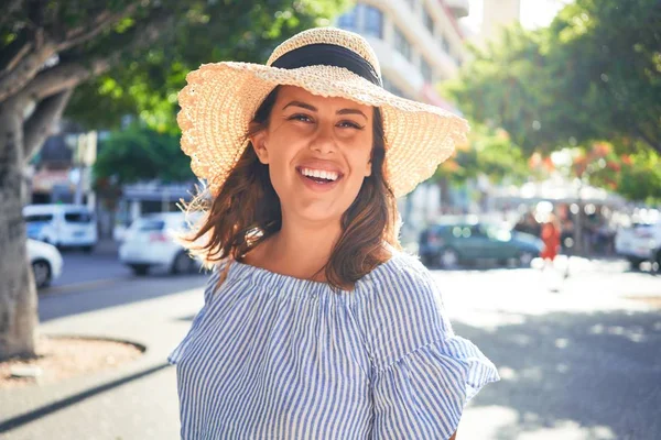 Jovem Mulher Bonita Sorrindo Feliz Andando Nas Ruas Cidade Dia — Fotografia de Stock