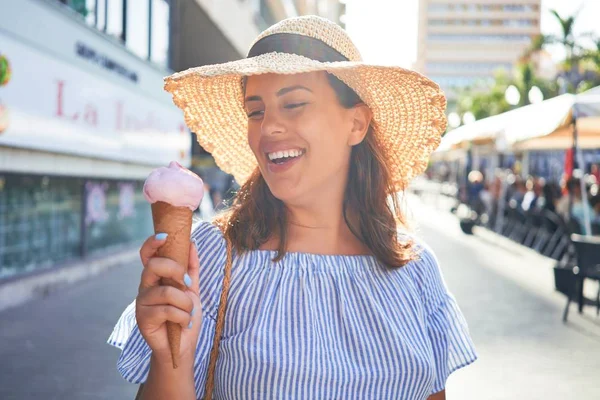 Jeune Belle Femme Mangeant Cône Crème Glacée Marchant Dans Rue — Photo