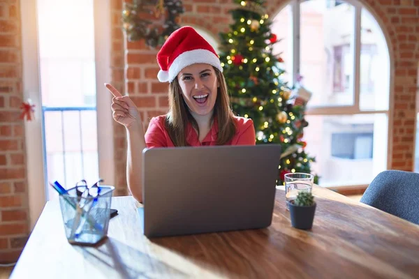 Schöne Frau Sitzt Tisch Und Arbeitet Mit Laptop Und Trägt — Stockfoto