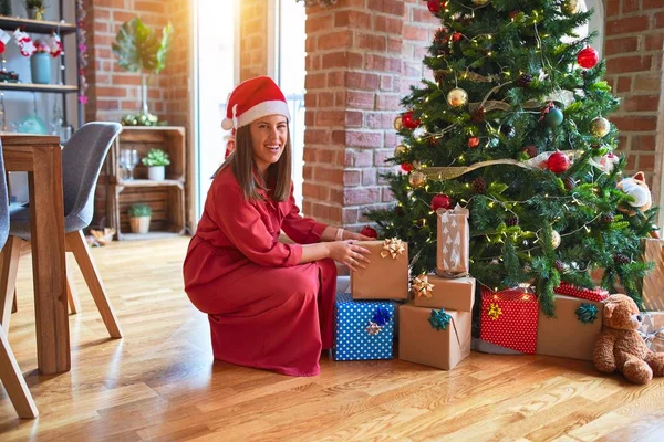 Joven Hermosa Mujer Pie Con Cara Feliz Recoger Regalo Debajo —  Fotos de Stock