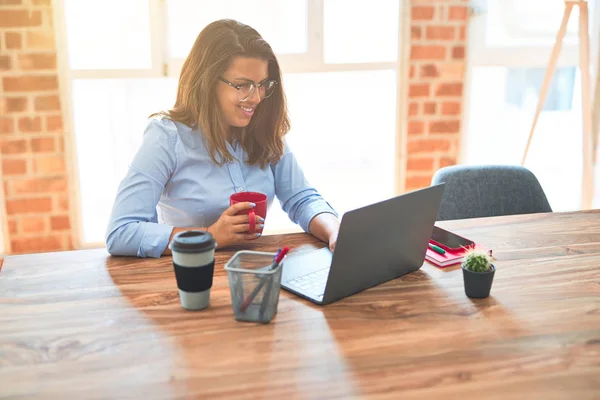 Ung Affärskvinna Sitter Vid Skrivbordet Arbetar Med Dator Laptop Modern — Stockfoto