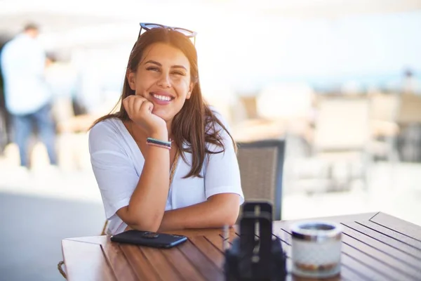 Joven Hermosa Mujer Sentada Terraza Restaurante Sonriendo — Foto de Stock