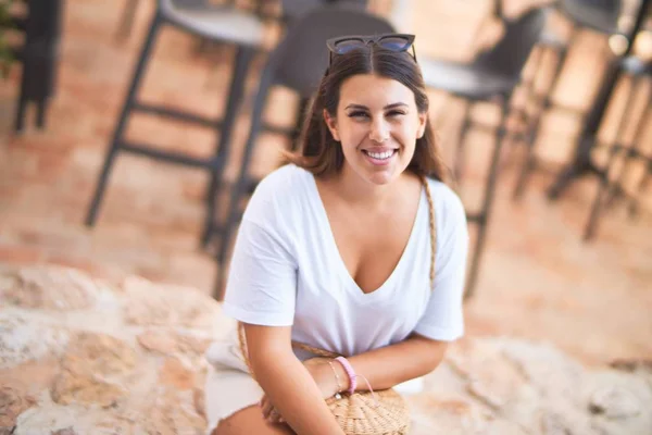 Junge Schöne Frau Sitzt Lächelnd Auf Der Terrasse Eines Restaurants — Stockfoto