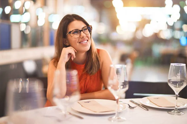 Joven Chica Hermosa Sonriendo Feliz Seguro Sentado Silla Restaurante Relajante — Foto de Stock