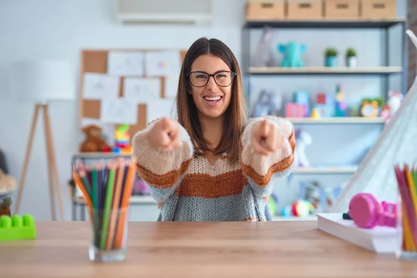 Jeune Belle Enseignante Portant Pull Des Lunettes Assis Sur Bureau — Photo