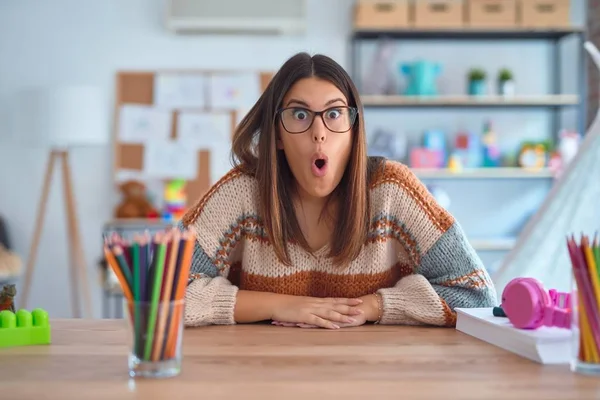 Joven Hermosa Maestra Mujer Usando Suéter Gafas Sentado Escritorio Jardín — Foto de Stock