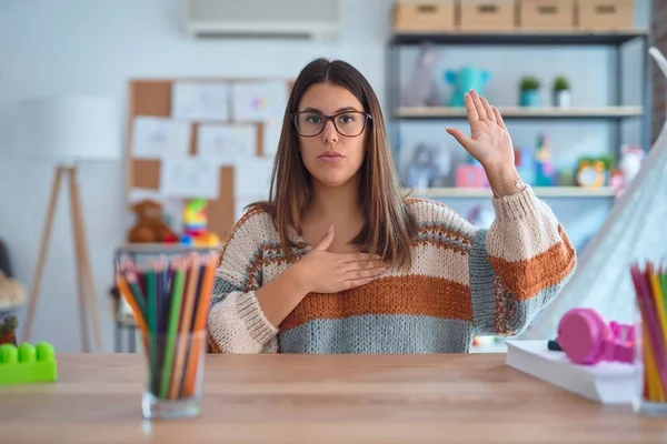 Joven Mujer Hermosa Maestra Con Suéter Gafas Sentadas Escritorio Jardín — Foto de Stock