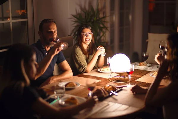 Hermosa Familia Cena Hablando Sonriendo Terraza —  Fotos de Stock