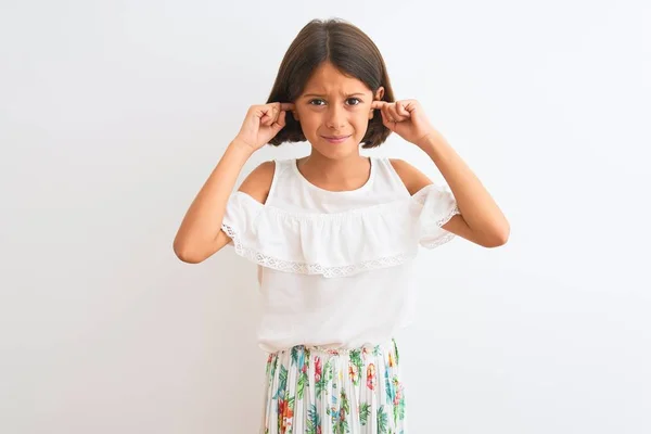 年轻美丽的小女孩穿着休闲装 站在孤独的白色背景上 用手指捂住耳朵 对嘈杂的音乐感到恼怒 聋人概念 — 图库照片