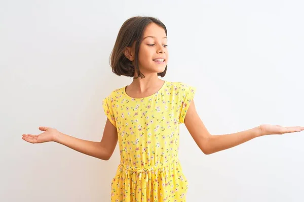 Giovane Bella Bambina Indossa Abito Floreale Giallo Piedi Sopra Isolato — Foto Stock