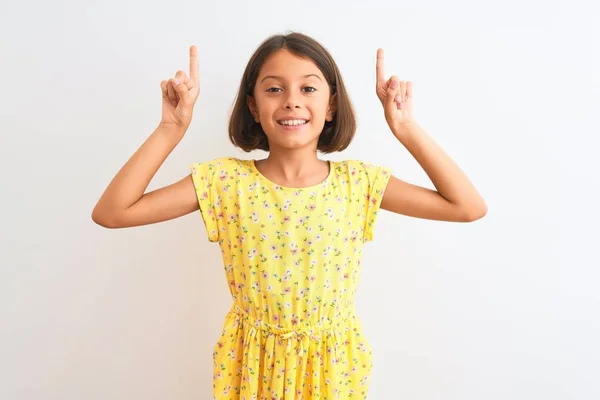Sarı Çiçekli Elbise Giyen Güzel Bir Kız Çocuğu Izole Edilmiş — Stok fotoğraf